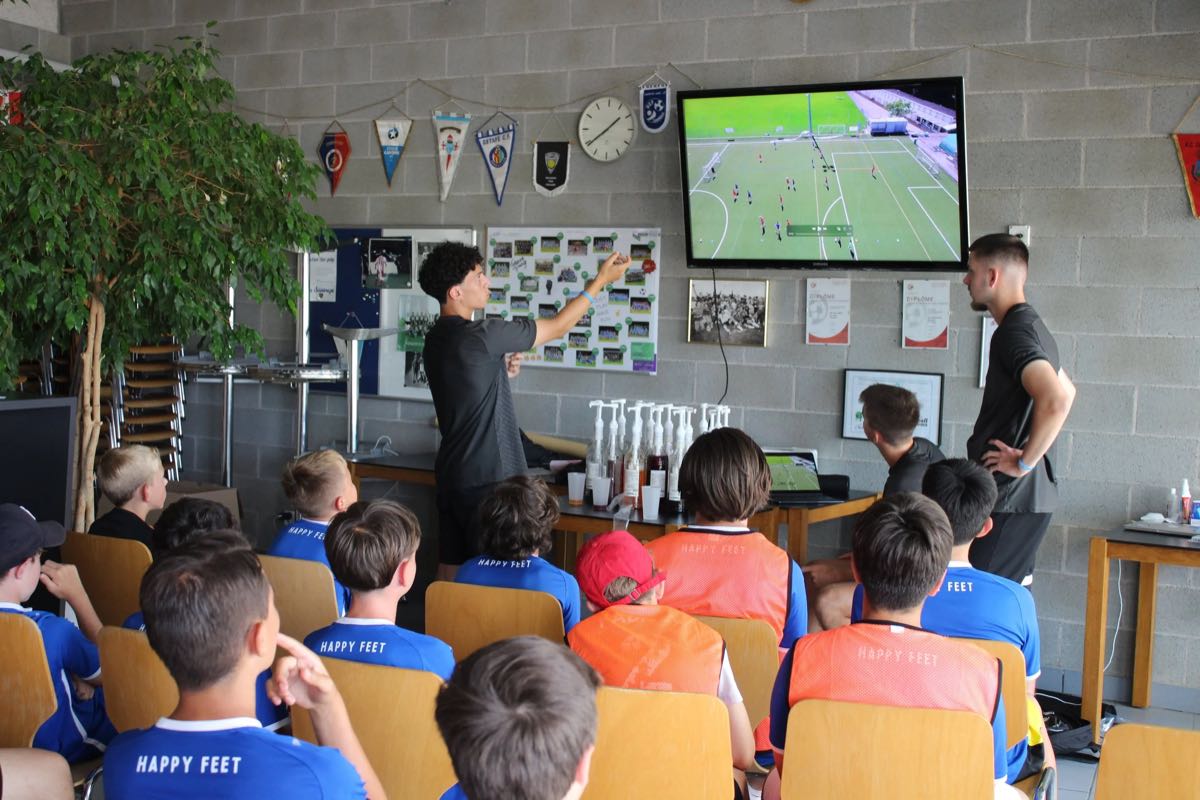 Les enfants du camp devant un écran, pendant une séance d'analyse vidéo