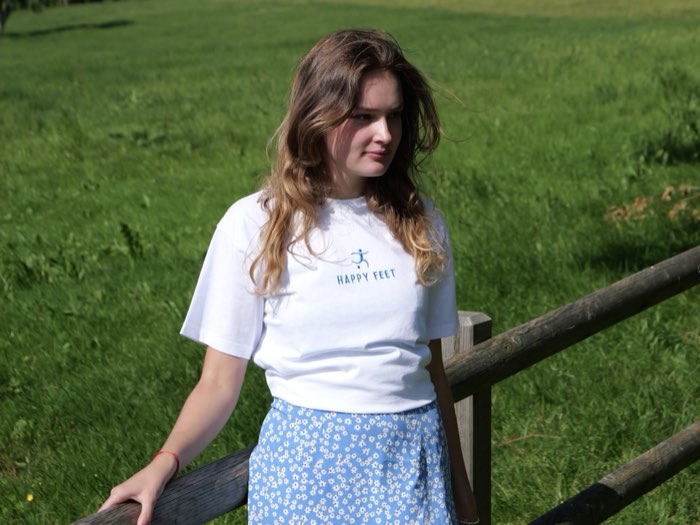 T-shirt The Classic porté, le logo bleu vif sur la poitrine