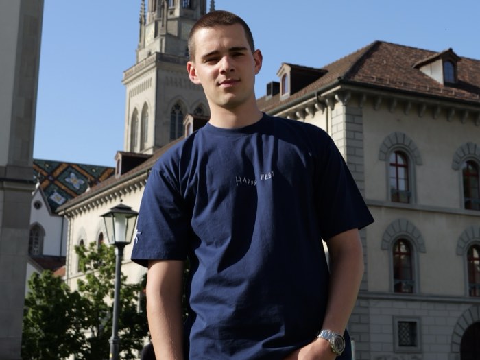 T-shirt Jacob's Masterpiece, bleu marine, porté en ville